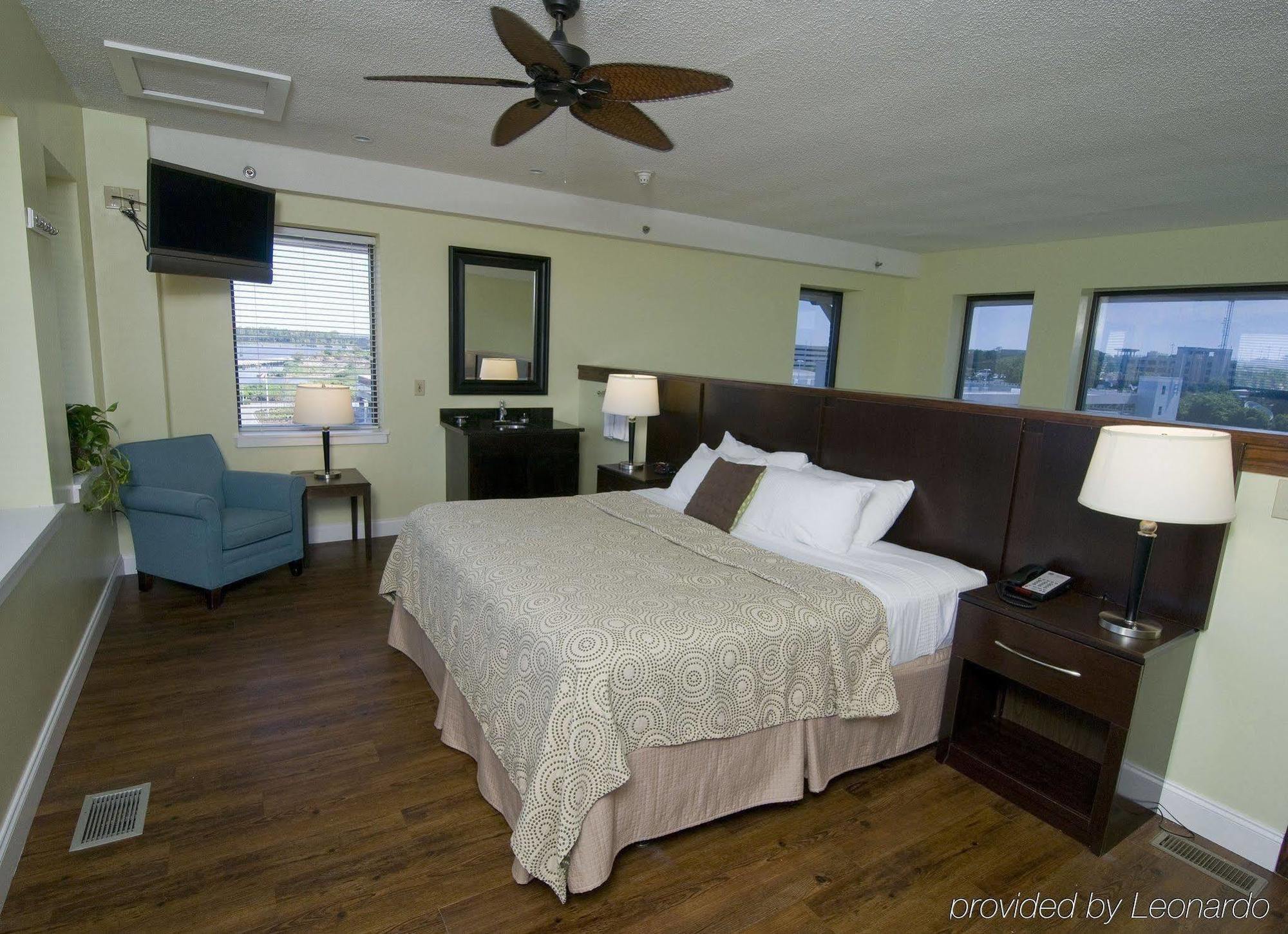 Best Western Plus Coastline Inn Wilmington Exterior photo